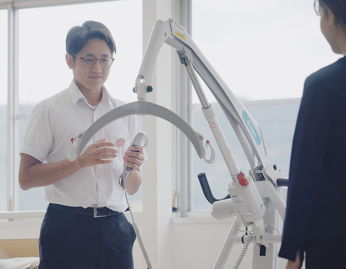 イメージ:いうらの商品を説明する様子